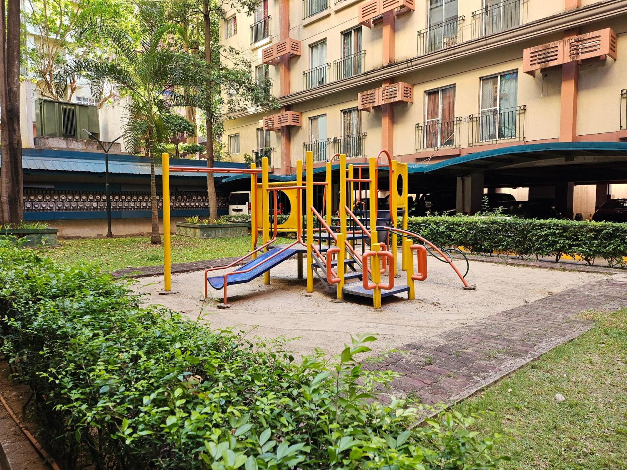Cozy 2Br Staycation With Balcony Chateau Elysee For 4-6 Pax Paranaque City Kültér fotó